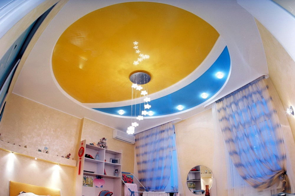 Фото цветного натяжного потолка  в детскую комнату