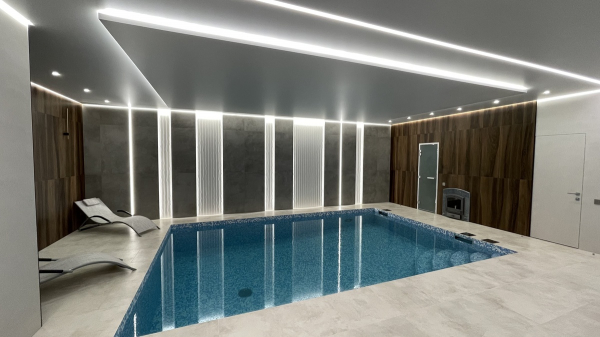 Фото натяжного потолка в бассейн