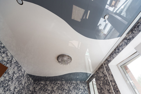 Фото натяжного потолка со спайками полотен