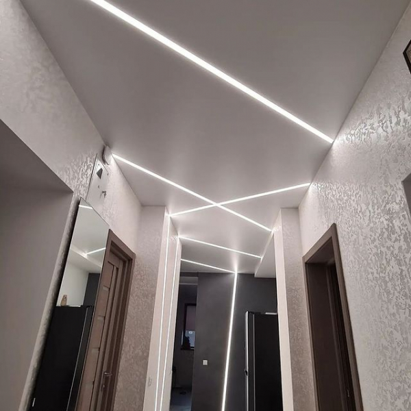 Пример натяжного потолка со световыми линиями в прихожую