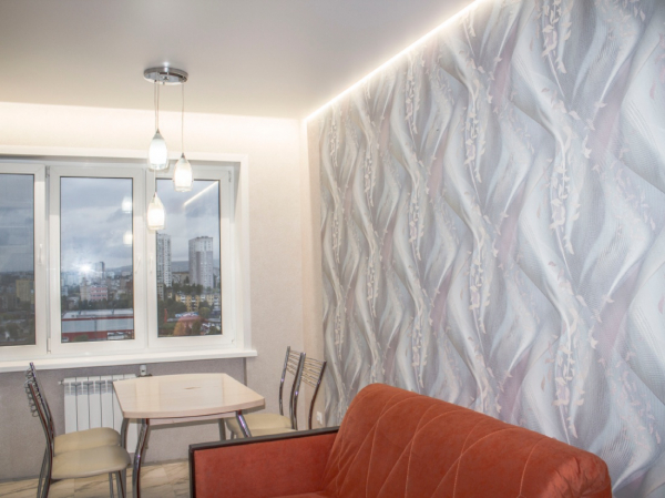 Пример сатинового натяжного потолка с подсветкой