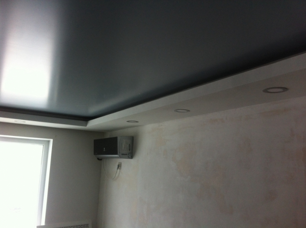 Цветные натяжные потолки