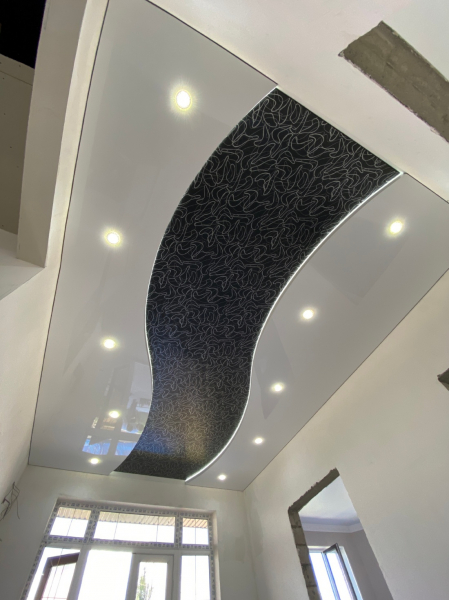Пример натяжного потолка со спайками полотен
